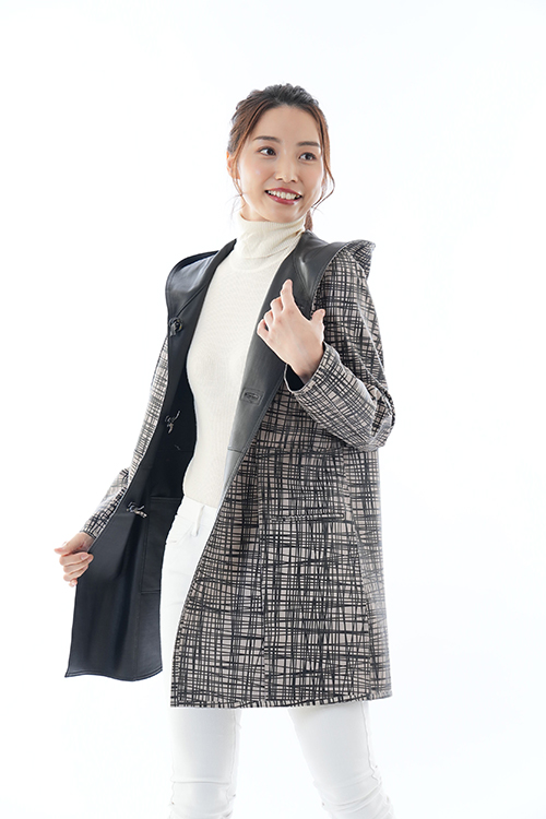 ラムリバーシブルフード付きコート